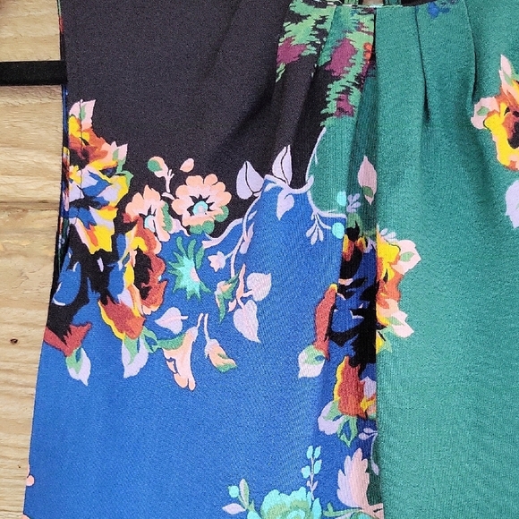 Vanessa Virginia Floral Printed Sleeveless Blouse - Picture 2 of 5